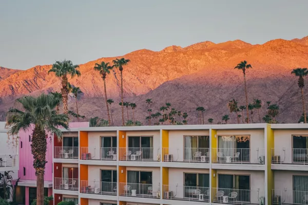 Hotel The Saguaro Palm Springs atardecer fachadas multicolores montañas San Jacinto luz dorada crepúsculo – fotografía fine art edición limitada