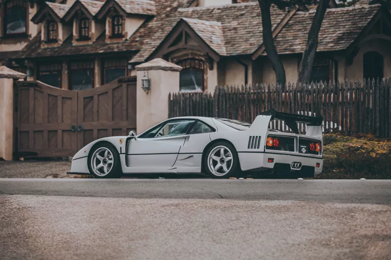 Ferrari F40 gris de perfil frente a arquitectura rural europea – fotografía artística supercoche edición limitada 200 ejemplares