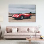 Salón moderno con cuadro grande de Ferrari Testarossa rojo colgado en la pared, lámpara de pie elegante, sofá rosa claro y mesa de café de madera, decoración contemporánea.