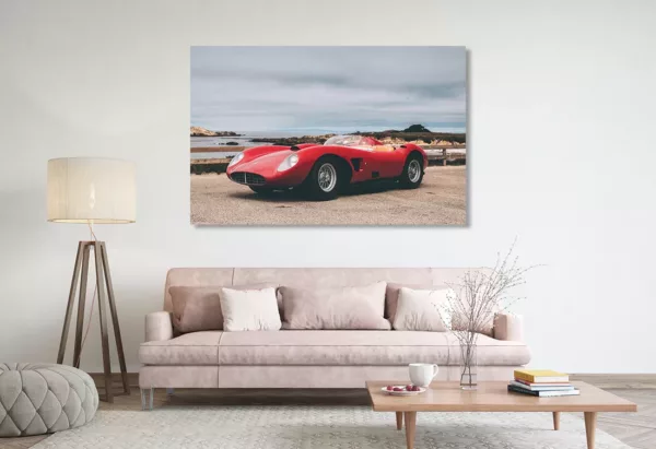 Salón moderno con cuadro grande de Ferrari Testarossa rojo colgado en la pared, lámpara de pie elegante, sofá rosa claro y mesa de café de madera, decoración contemporánea.