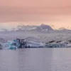 Photographie-Islande-Glacier-Sunset Laguna Jökulsárlón crepúsculo islandés icebergs azul celeste cielo rosa dorado atardecer – fotografía fine art edición limitada
