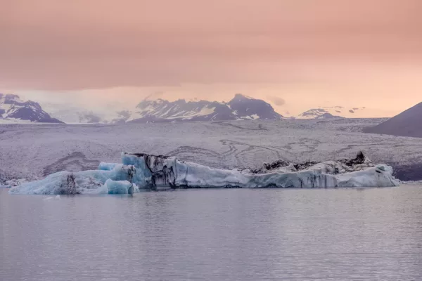 Photographie-Islande-Glacier-Sunset Laguna Jökulsárlón crepúsculo islandés icebergs azul celeste cielo rosa dorado atardecer – fotografía fine art edición limitada