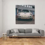 Fotografía artística enmarcada Porsche 911 Classic blanco exhibida en interior contemporáneo sobre pared clara con decoración minimalista moderna