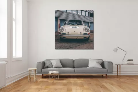 Fotografía artística enmarcada Porsche 911 Classic blanco exhibida en interior contemporáneo sobre pared clara con decoración minimalista moderna