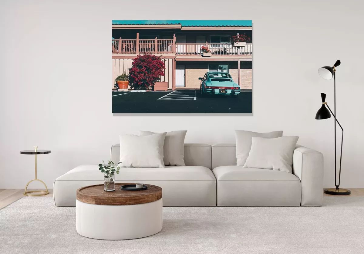 Fotografía enmarcada Porsche 911 SC turquesa frente a motel californiano exhibida en interior contemporáneo con pared blanca y decoración minimalista moderna