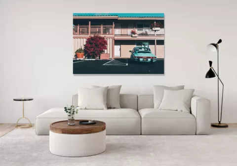 Fotografía enmarcada Porsche 911 SC turquesa frente a motel californiano exhibida en interior contemporáneo con pared blanca y decoración minimalista moderna