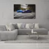 Salón moderno con cuadro grande de Porsche 991 GT3 y GT3 RS colgado en la pared, sofá gris con cojines claros y de cebra, café circular y alfombra suave, decoración contemporánea. mesa de