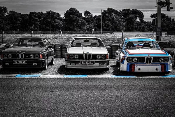 BMW clásicos Le Mans Classic parrilla salida BMW 2002 Turbo Serie 3 CSL 3.0 blanco negro colores M – fotografía edición limitada
