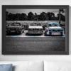 Fotografía enmarcada de BMW clásicos de carreras en blanco y negro exhibida en interior moderno sobre pared clara con decoración minimalista