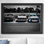 Fotografía enmarcada de BMW clásicos de carreras en blanco y negro exhibida en interior moderno sobre pared clara con decoración minimalista