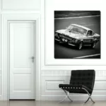 Póster cuadrado Ford Mustang Shelby GT500 Eleanor blanco y negro exhibido en pared blanca clásica con molduras sobre silla Barcelona negra en interior elegante minimalista