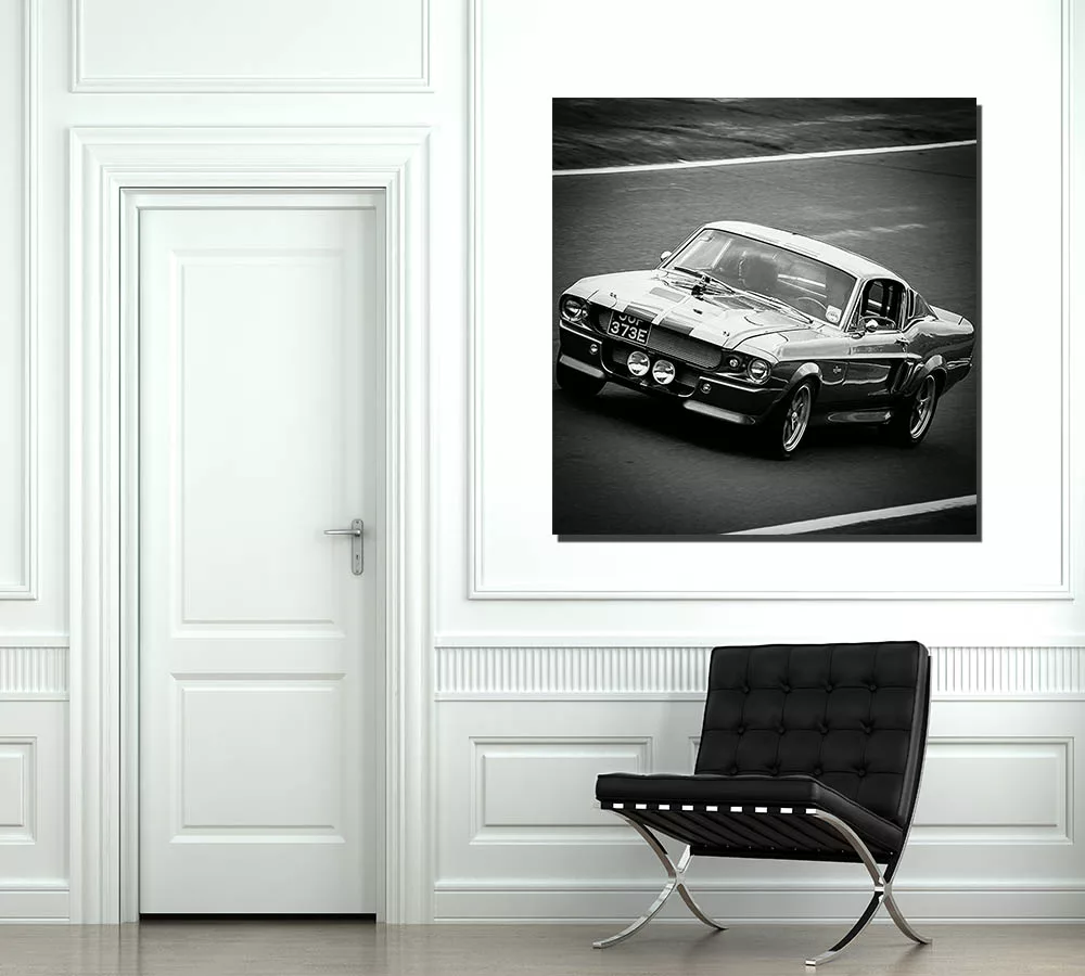 Póster cuadrado Ford Mustang Shelby GT500 Eleanor blanco y negro exhibido en pared blanca clásica con molduras sobre silla Barcelona negra en interior elegante minimalista