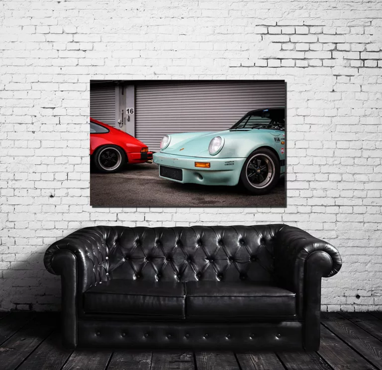 Cuadros Porsche 911 sobre lienzo exhibidos en salón moderno con sofá gris pared blanca y decoración contemporánea minimalista elegante