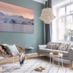 Cuadros fotografía glaciar Jökulsárlón icebergs azules exhibidos en salón escandinavo moderno con sofá gris pared blanca y decoración minimalista nórdica contemporánea