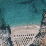 Fotografía aérea dron cala secreta Platanias Creta aguas turquesas cristalinas arena blanca vista desde el cielo edición limitada cuadro paisaje mediterráneo