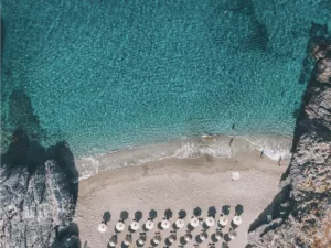 Fotografía aérea dron cala secreta Platanias Creta aguas turquesas cristalinas arena blanca vista desde el cielo edición limitada cuadro paisaje mediterráneo