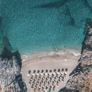 Fotografía aérea dron cala secreta Platanias Creta aguas turquesas cristalinas arena blanca vista desde el cielo edición limitada cuadro paisaje mediterráneo