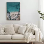 Decoración mural fotografía aérea Creta Platanias render interior gran formato salón blanco minimalista arte mediterráneo edición limitada