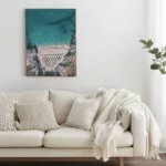 Fotografía aérea de Creta expuesta como cuadro grande en salón blanco minimalista – arte de pared mediterráneo