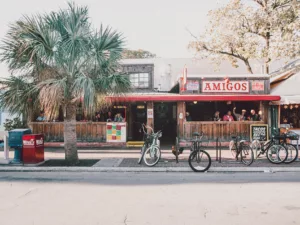 Bar Amigos Key West Florida fachada colorida ambiente tropical festivo sol – fotografía artística paisaje urbano edición limitada