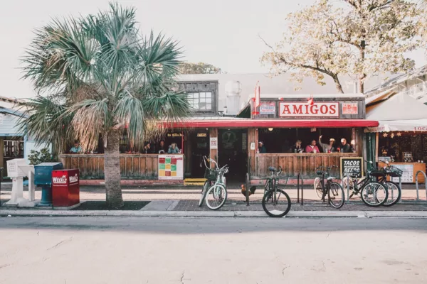 Bar Amigos Key West Florida fachada colorida ambiente tropical festivo sol – fotografía artística paisaje urbano edición limitada