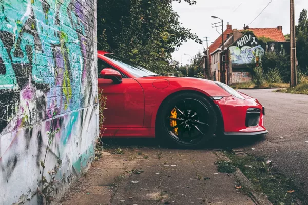 Photo-Porsche-GT4-rouge.jpg fotografía fine art Porsche Cayman GT4 rojo graffiti Doel edición limitada cuadro