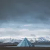 fotografia-svalbard-tienda-fiordo-artico Fotografía del Svalbard con tienda solitaria frente a los fiordos árticos nevados bajo un cielo dramático