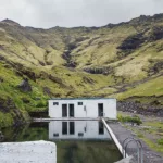 Fotografía Islandia Seljavallalaug – La Piscina Escondida de las Montañas | Edición Limitada