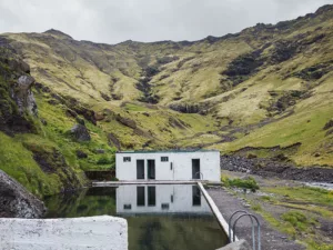 Fotografía Islandia Seljavallalaug – La Piscina Escondida de las Montañas | Edición Limitada
