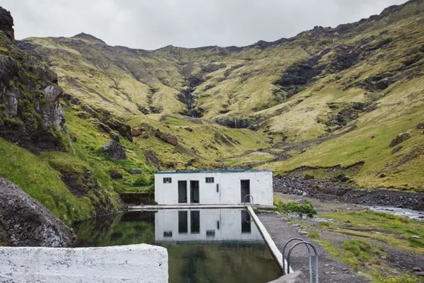 Photo-de-Seljavallalaug-en-Islande.jpg Fotografía Islandia Seljavallalaug – La Piscina Escondida de las Montañas | Edición Limitada