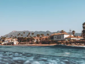 Fotografía de Marbella entre mar palmeras y montañas