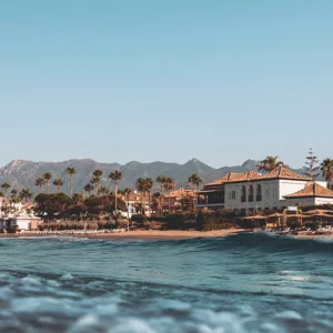 Fotografía de Marbella entre mar palmeras y montañas