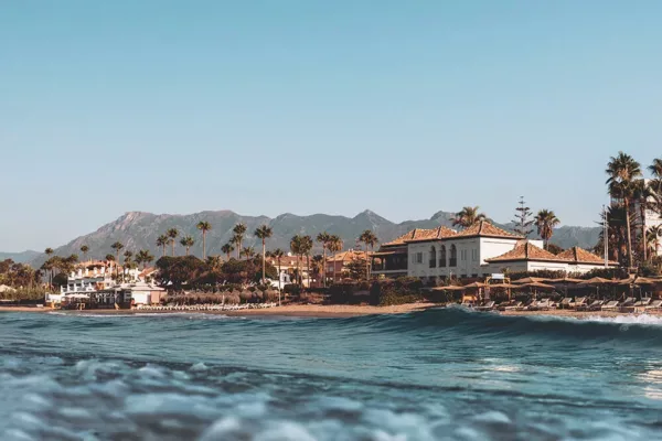 Photographie-de-Marbella-Entre-mer-plage-et-montagne-1.jpg Fotografía de Marbella entre mar palmeras y montañas