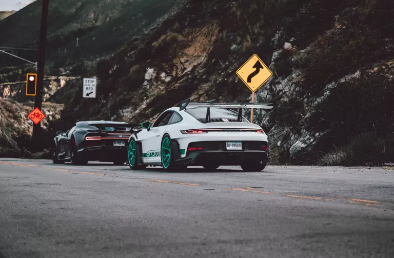 Fotografia fine art Bugatti y Porsche GT3 RS en carretera de montana
