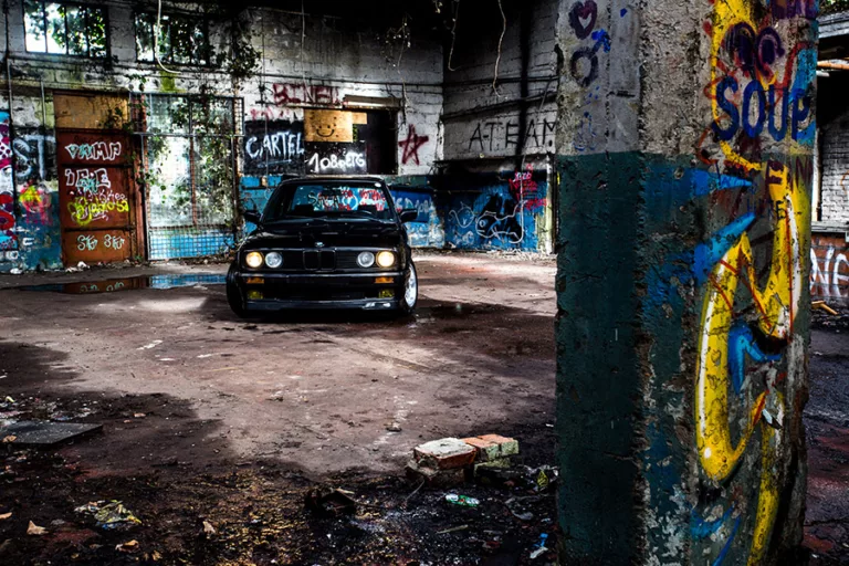 Fotografia BMW M3 E30 ciudad abandonada Doel tirada art automocion edicion limitada