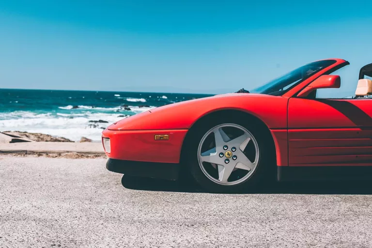 Fotografía artística de una Ferrari Testarossa Spider roja junto al Océano Pacífico en California, tirada de arte automovilístico en edición limitada