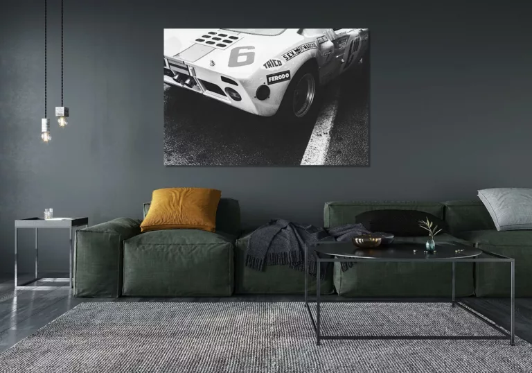 Poster voiture noir et blanc voiture de course accrochee au