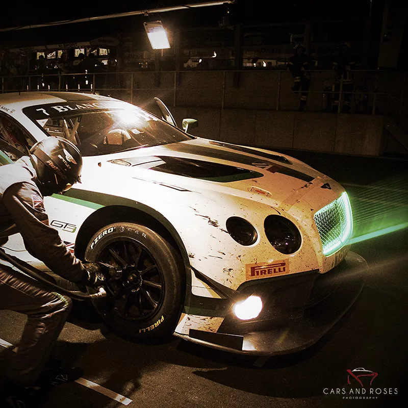 Bentley GT3 fotografiado de noche en tono sepia, tirada de arte fine art edicion limitada