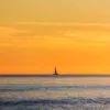 Fotografía fine art atardecer minimalista Marbella velero solitario mar Mediterráneo Costa del Sol edición limitada cuadro paisaje naranja