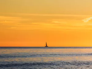 Fotografía fine art atardecer minimalista Marbella velero solitario mar Mediterráneo Costa del Sol edición limitada cuadro paisaje naranja