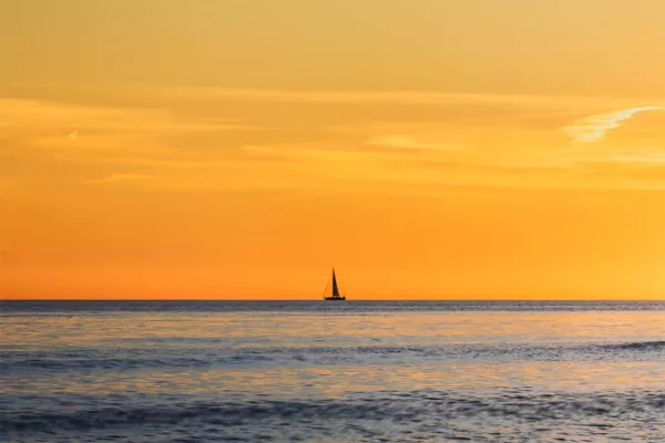 Fotografía fine art atardecer minimalista Marbella velero solitario mar Mediterráneo Costa del Sol edición limitada cuadro paisaje naranja