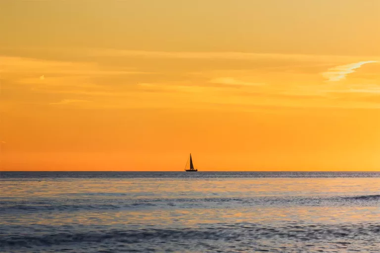 Fotografía fine art atardecer minimalista Marbella velero solitario mar Mediterráneo Costa del Sol edición limitada cuadro paisaje naranja
