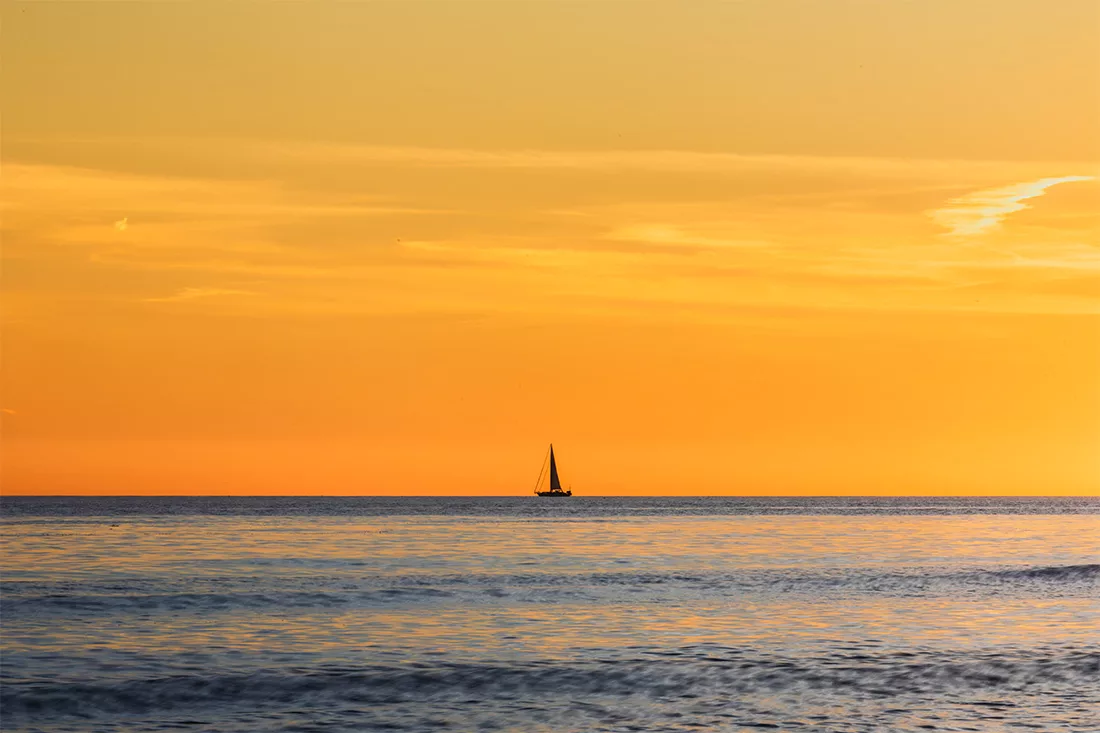Fotografía fine art atardecer minimalista Marbella velero solitario mar Mediterráneo Costa del Sol edición limitada cuadro paisaje naranja
