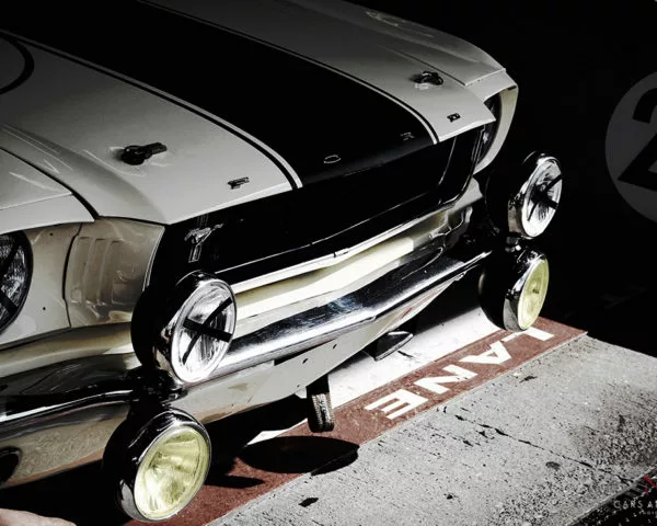 Fotografía fine art en primer plano de los faros redondos delanteros de un coche antiguo en blanco y negro