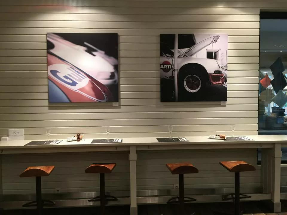 Obra Cars and Roses instalada en casa de un cliente – fotografía de autor
