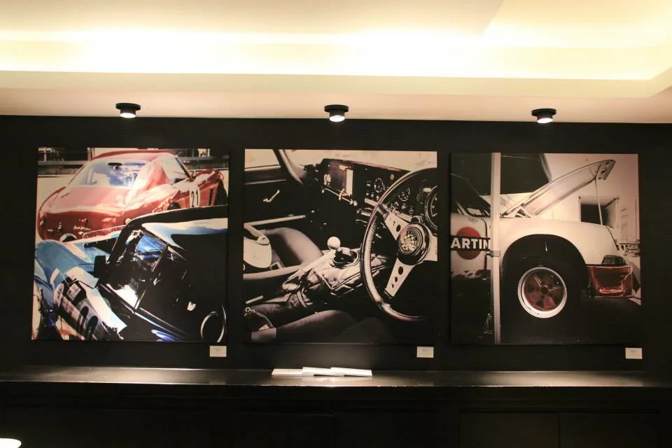 Obra Cars and Roses instalada en casa de un cliente – fotografía de autor
