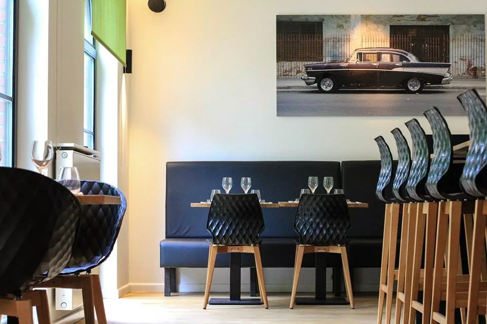 Obra Cars and Roses instalada en casa de un cliente – fotografía de autor