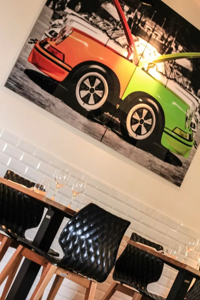 Obra Cars and Roses instalada en casa de un cliente – fotografía de autor