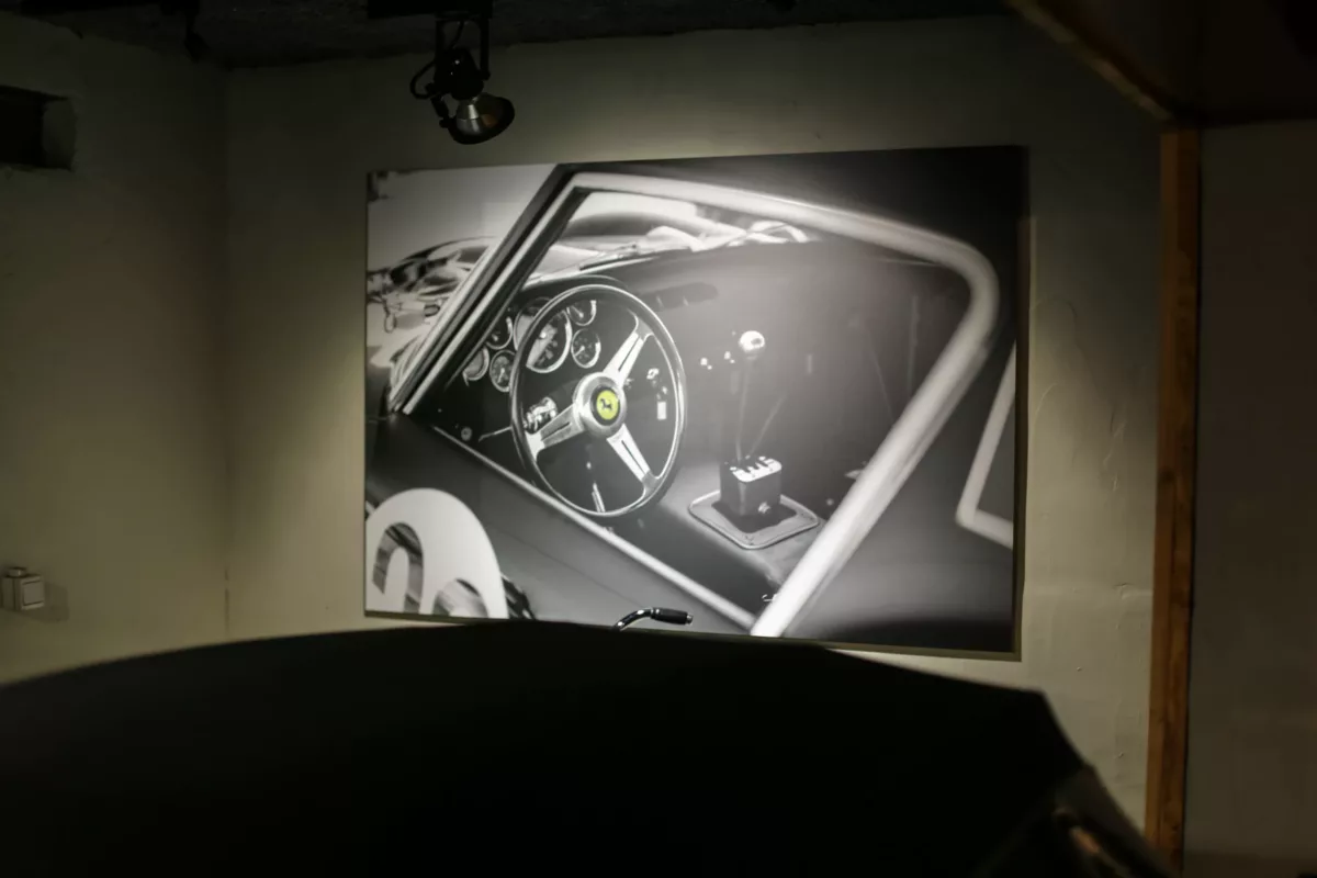 Obra Cars and Roses instalada en casa de un cliente – fotografía de autor