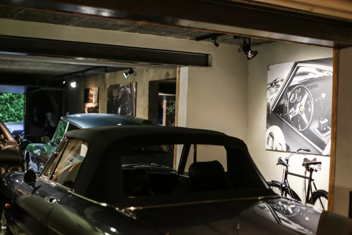 Obra Cars and Roses instalada en casa de un cliente – fotografía de autor
